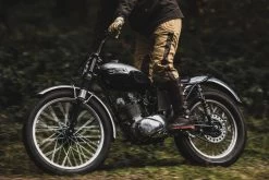 Age Of Glory Desert CE Trousers - Sand -Moto Style Shop AOG Pants ThomasCortesi 23 5000x 07ce2fed fb6d 4d79 ac15 63256603cbd0